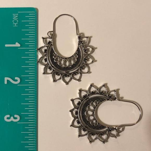 Etched Drop Hoop Hollow trendy Boho earrings - Picture 4 of 12